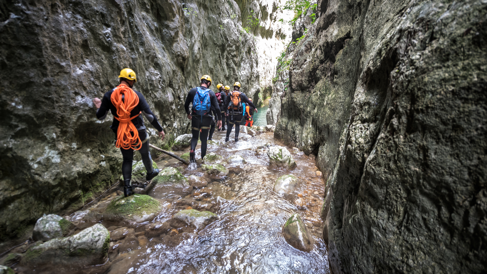 Canyoning-Gruppe bereit zum Sprung