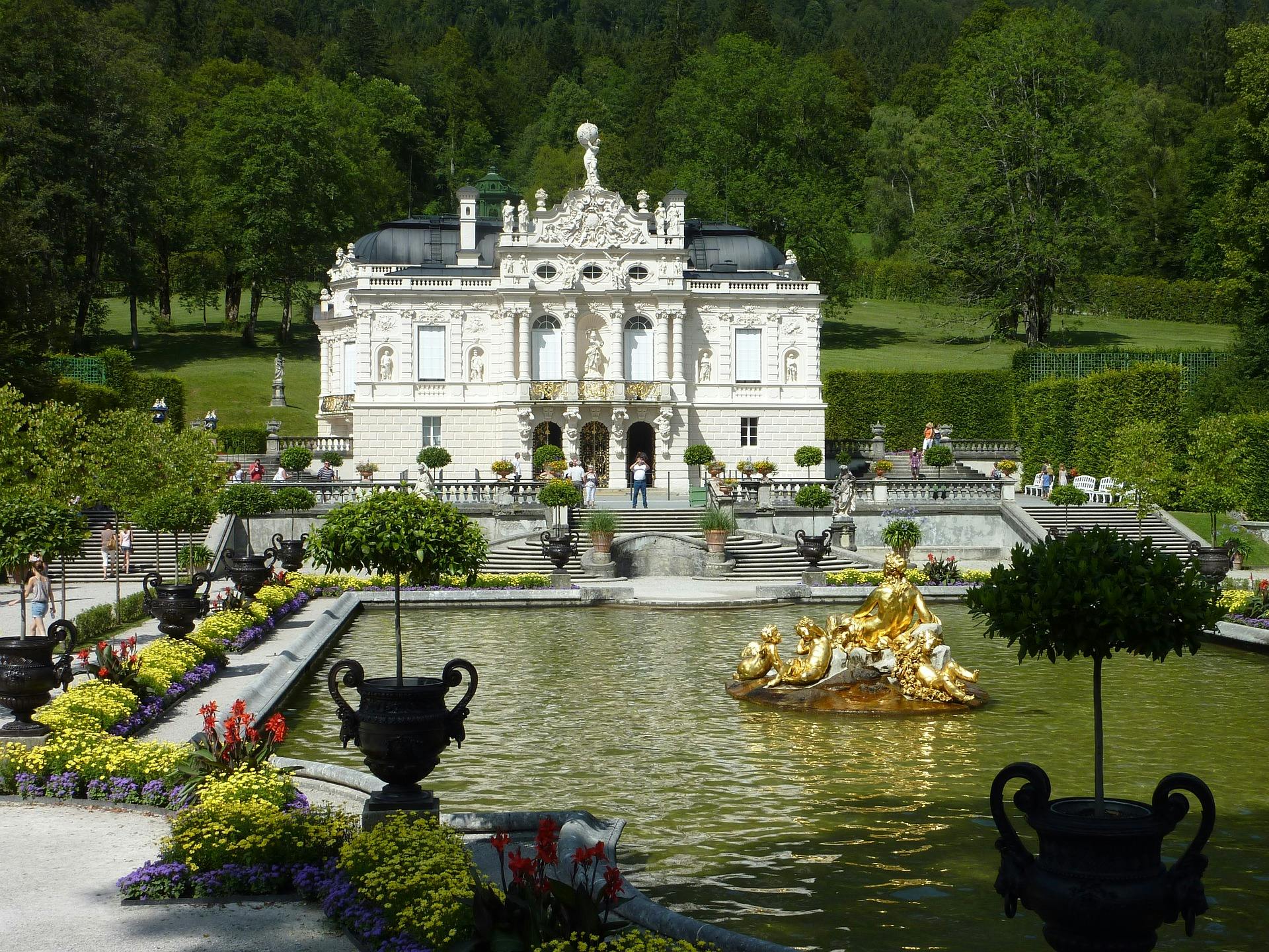 Zum Schloss Linderhof wandern um bayerische Schmankerl genießen