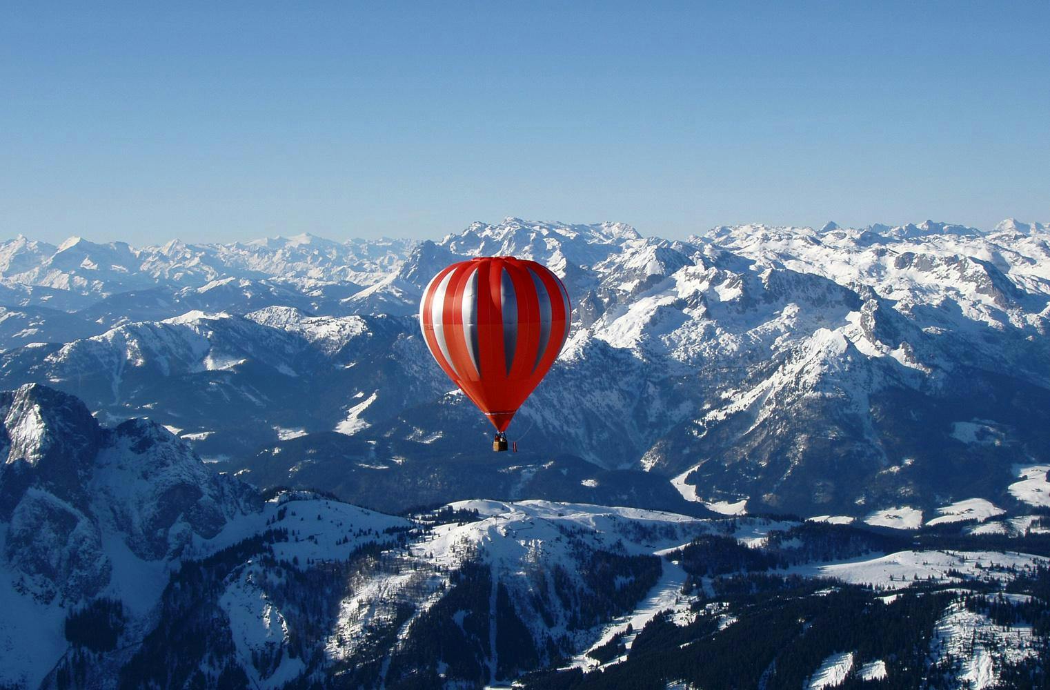 Eindrucksvolles Bergpanorama vom Heißluftballon