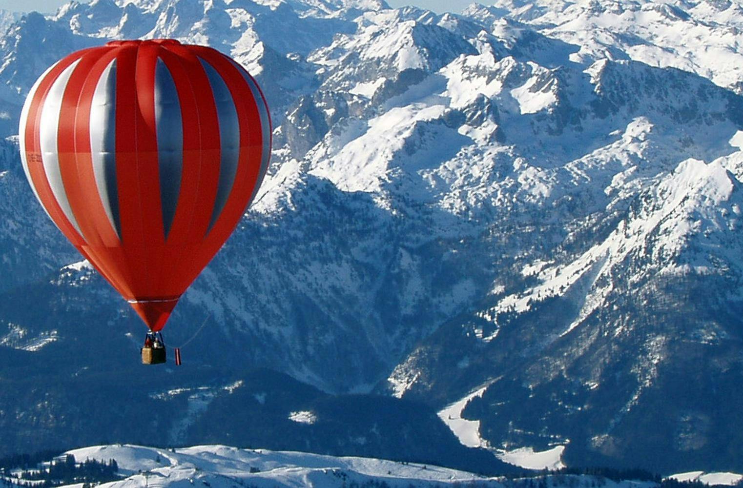 Eindrucksvolles Bergpanorama vom Heißluftballon