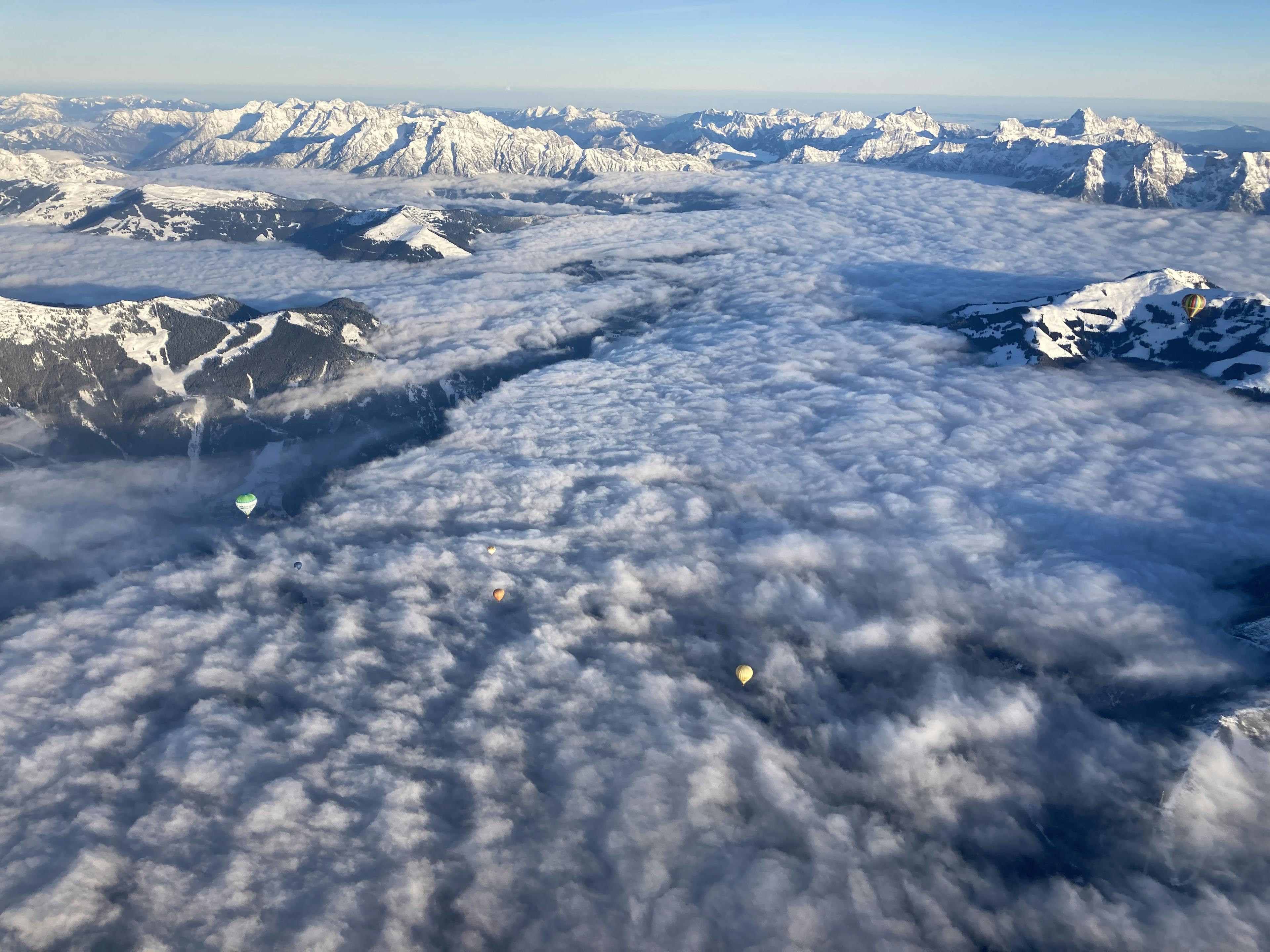 Winter Ballonfahrt in den österreichischen Bergen 