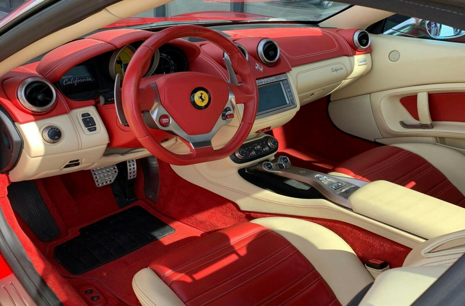 Ferrari California selbst fahren | Wochenendmiete mit 300 km