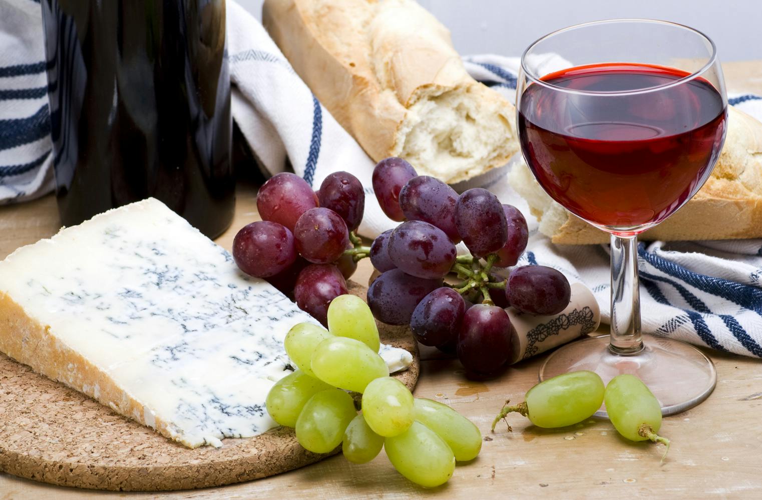 Wein und Käse verkosten | Online-Seminar inklusive Genussbox