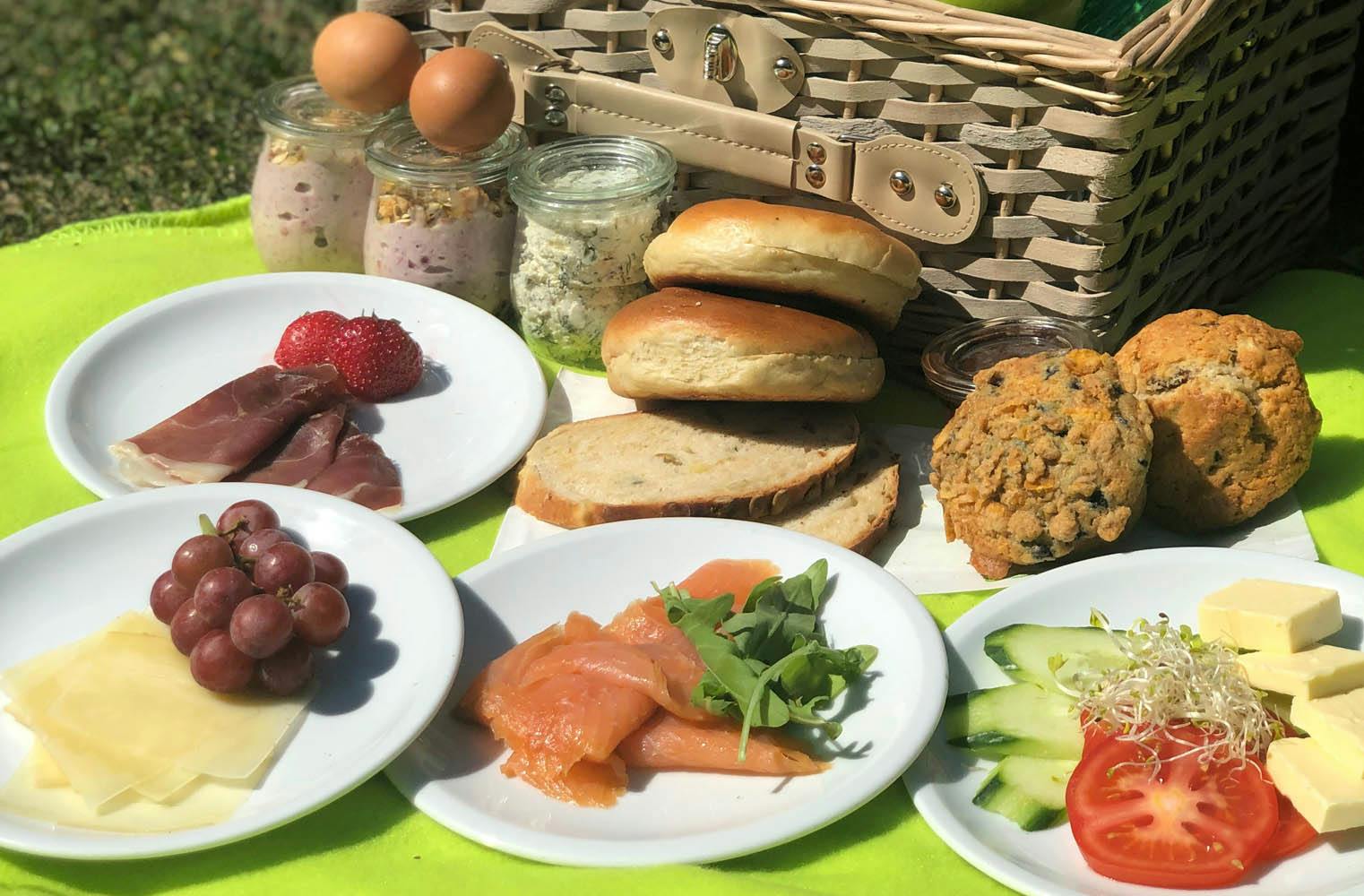 Frühstück mit Picknick-Korb | Brunchen im Grünen 