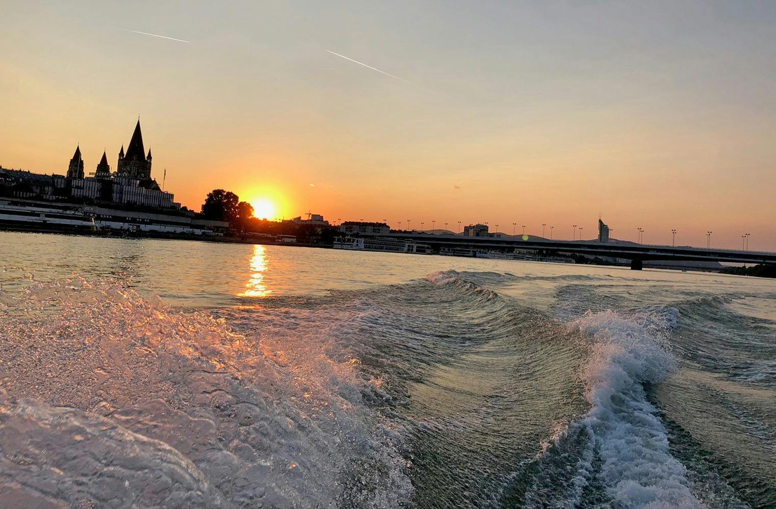Donau & Donaukanal Motorboot Sightseeing | 3 Stunden in Wien