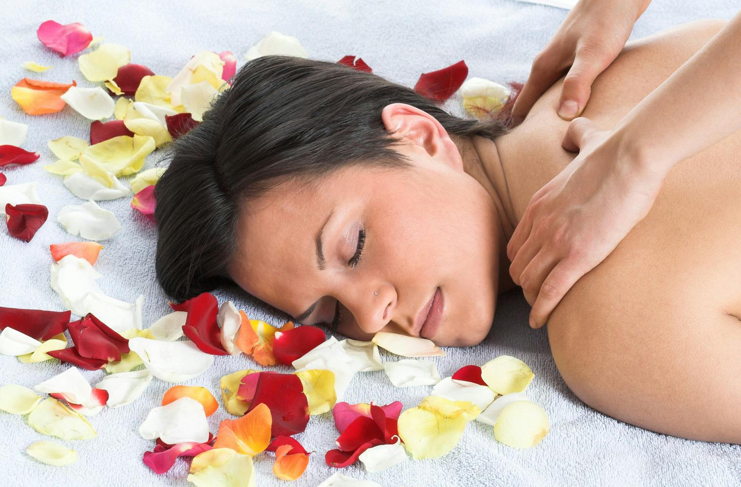 Aroma Klangmassage | Massage mit Öl und Klangschalen
