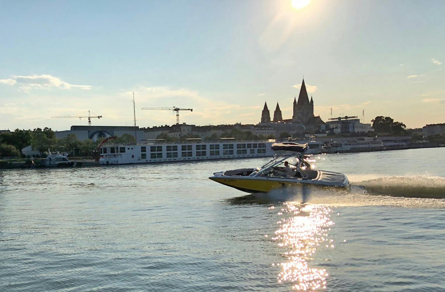 Motorboot selber fahren | Kapitän auf der Donau mit 420 PS
