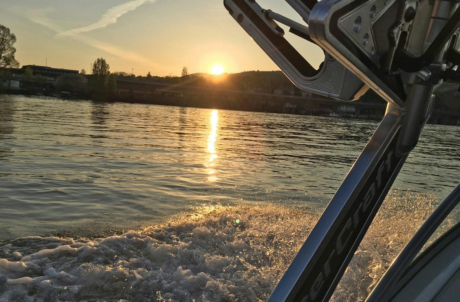 Motorboot selber fahren | Kapitän auf der Donau mit 420 PS